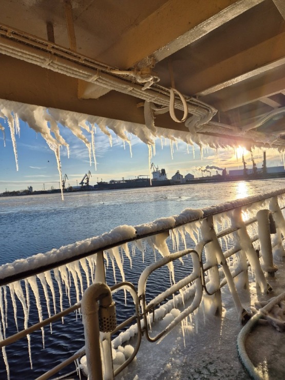 Šogad Rīgas jūras līcī uz pilnu jaudu strādā ledlauzis «Varma», atbrīvojot ceļu citiem kuģiem. Foto: Rop.lv 386434