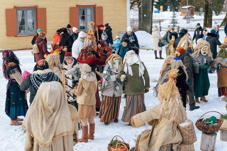 Meteņdienas svinībās tiek jautri atzīmētas Turaidas muzejrezervātā. Foto: Edgars Semanis 386461