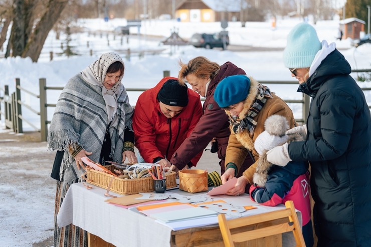 Meteņdienas svinībās tiek jautri atzīmētas Turaidas muzejrezervātā. Foto: Edgars Semanis 386452