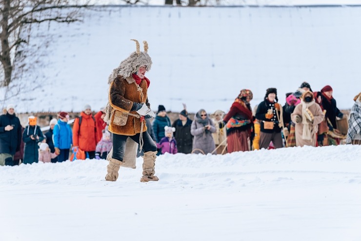Meteņdienas svinībās tiek jautri atzīmētas Turaidas muzejrezervātā. Foto: Edgars Semanis 386473