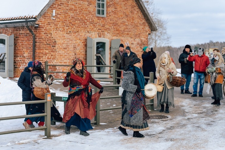 Meteņdienas svinībās tiek jautri atzīmētas Turaidas muzejrezervātā. Foto: Edgars Semanis 386457