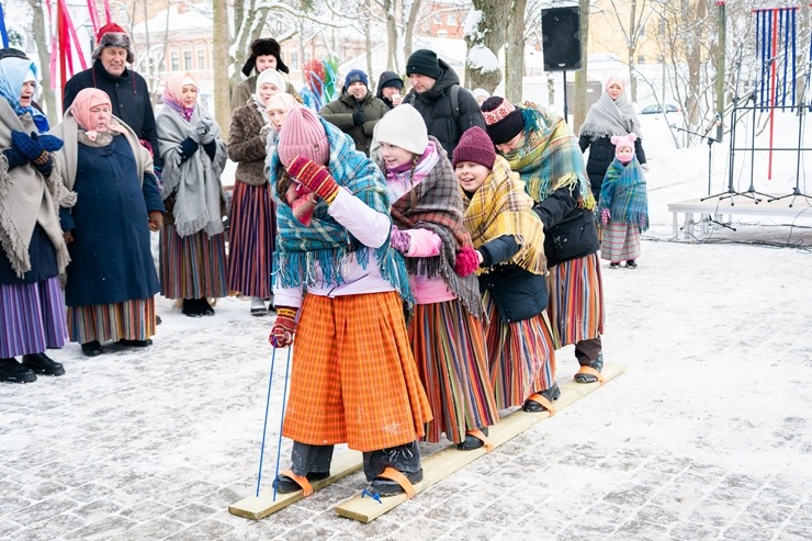 Daugavpils  A. Pumpura skvērā tika lustīgi aizvadīts Aizgavēnis! Foto: Margarita Vigule 386578