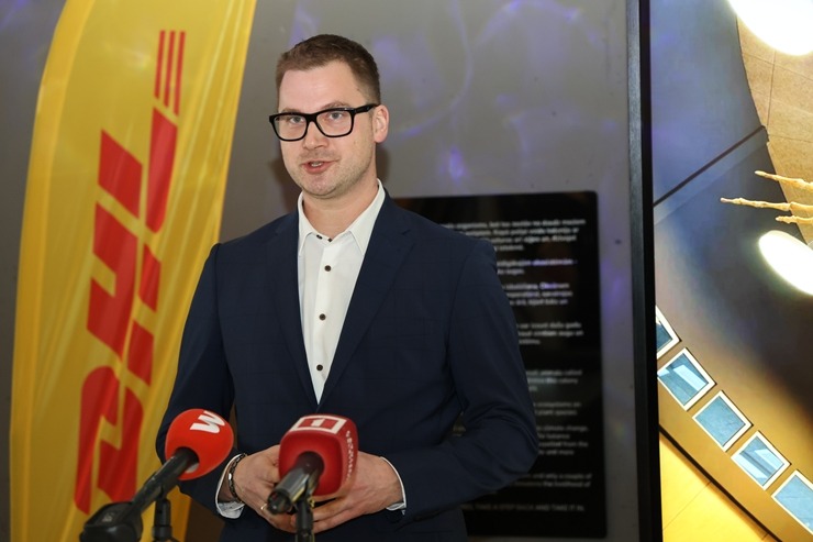 Rīgas Nacionālajā zooloģiskajā dārzā notiek kuprvaļa skeleta ekspozīcijas atklāšana 386623