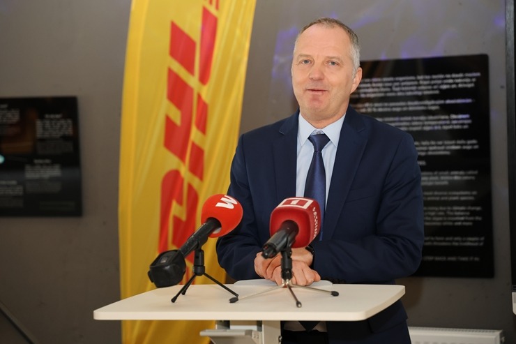 Rīgas Nacionālajā zooloģiskajā dārzā notiek kuprvaļa skeleta ekspozīcijas atklāšana 386626