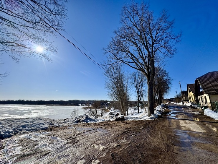 Sniegiem bagātā Dagda Krāslavas novadā atvadās no ziemas. Foto: Sintija Maļkeviča 387592