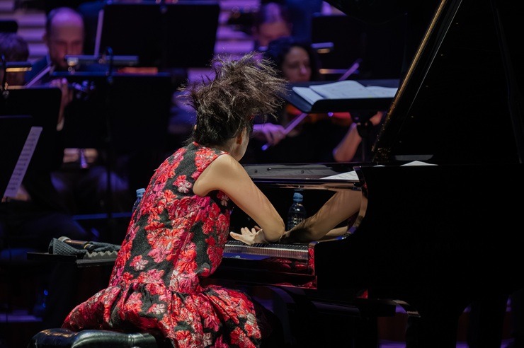 Japāņu džeza fenomens Hiromi kopā ar Liepājas Simfonisko orķestri un diriģentu Gunti Kuzmu rada muzikālu sprādzienu 387961