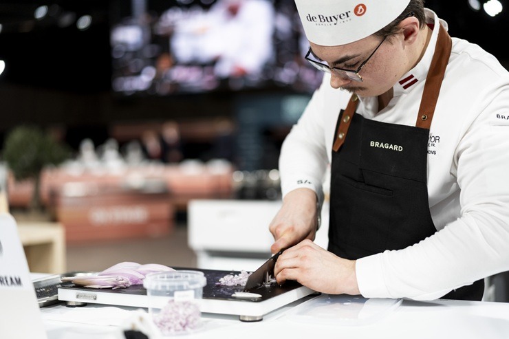 Latvijas pavāri ar godu nes Latvijas vārdu pasaulē, piedaloties prestižajā «Bocuse d’Or» konkursā 388451