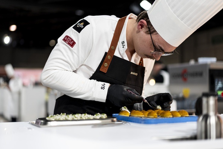 Latvijas pavāri ar godu nes Latvijas vārdu pasaulē, piedaloties prestižajā «Bocuse d’Or» konkursā 388452