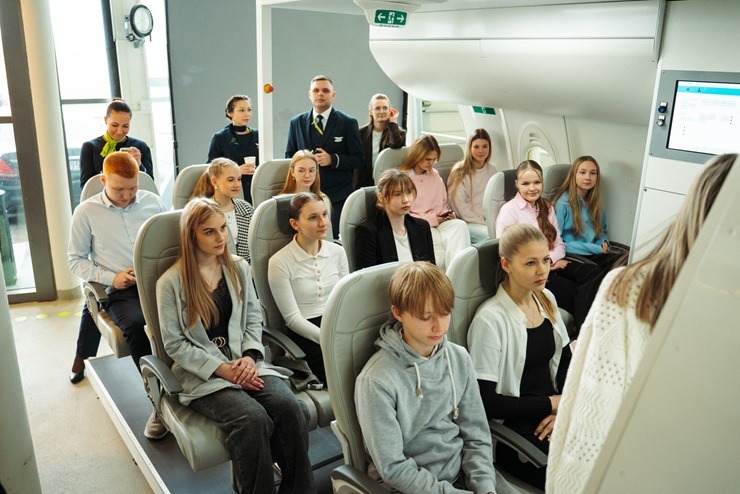 «airBaltic» jau 19. reizi piedalās Ēnu dienā, uzņemot 120 ēnot gribētājus no dažādām Latvijas skolām 389076