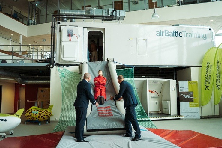 «airBaltic» jau 19. reizi piedalās Ēnu dienā, uzņemot 120 ēnot gribētājus no dažādām Latvijas skolām 389079