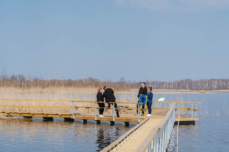 Balvu novada Viļakā atklāta garākā pontoniem peldošā pastaigu laipa Latvijā 389109