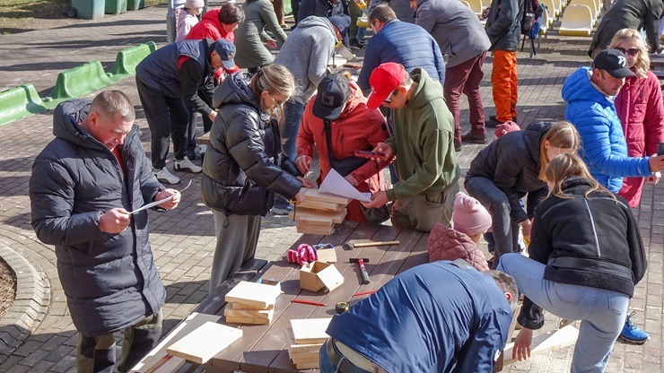 Putnu būrīšu talka Ventspils Bērnu pilsētiņā 389316