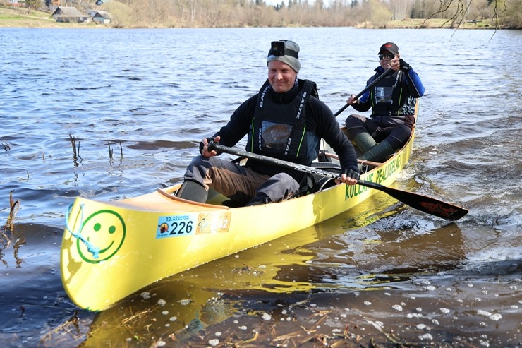 Latvijas airēšanas maratonu čempionāta posms uz Maltas upes Rēzeknes novadā piesaista kuplu sportisku skaitu. Foto: Estravel Latvia 389669