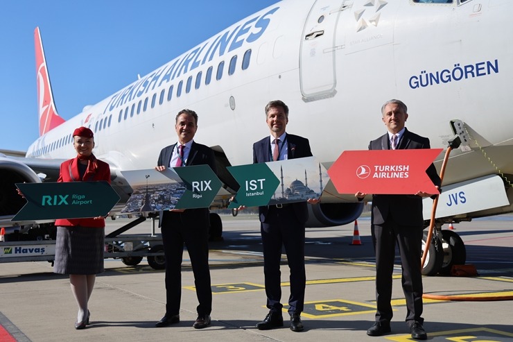 Lidsabiedrība «Turkish Airlines» kopā ar pasažieriem atzīmē 20 gadus Rīgas lidostā 390333