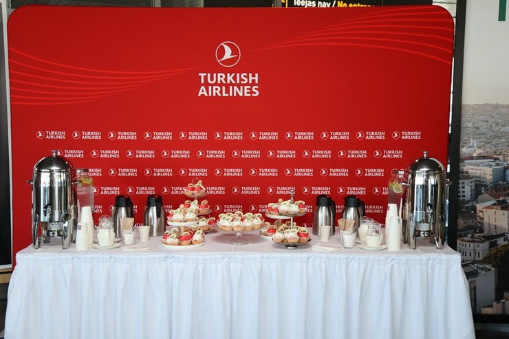 Lidsabiedrība «Turkish Airlines» kopā ar pasažieriem atzīmē 20 gadus Rīgas lidostā 390326