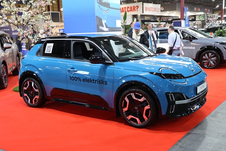 Ķīpsalā pulcējas auto fani uz starptautisko autoindustrijas izstādi 2026 390427