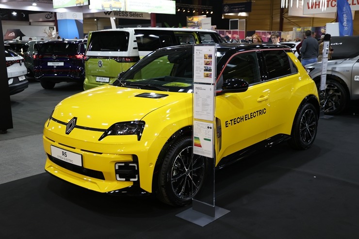 Ķīpsalā pulcējas auto fani uz starptautisko autoindustrijas izstādi 2026 390428