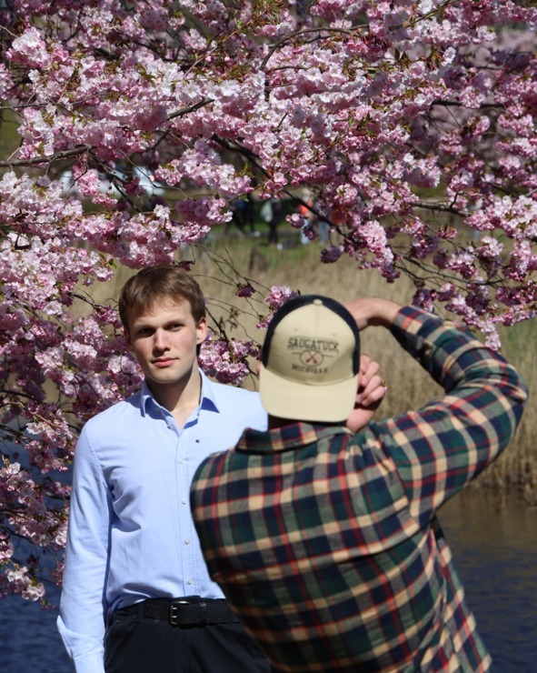 Rīgā, Uzvaras parkā, sāk ziedēt sakuras 390654