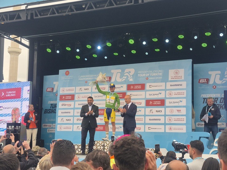 Spītējot aukstumam, Ankarā noslēdzas «Presidential Cycling Tour of Türkiye» 390974