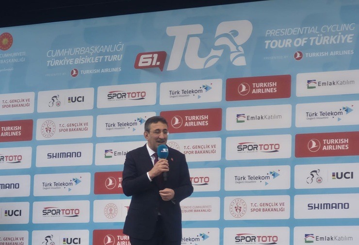 Spītējot aukstumam, Ankarā noslēdzas «Presidential Cycling Tour of Türkiye» 390976