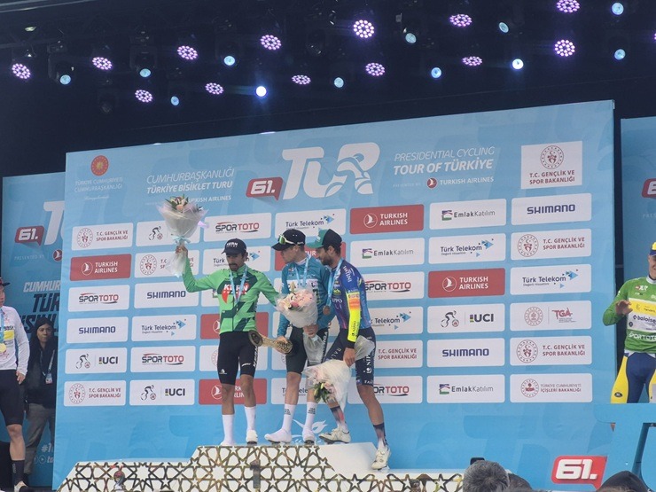 Spītējot aukstumam, Ankarā noslēdzas «Presidential Cycling Tour of Türkiye» 390978