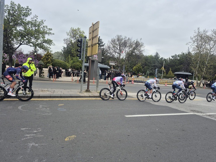 Spītējot aukstumam, Ankarā noslēdzas «Presidential Cycling Tour of Türkiye» 390967