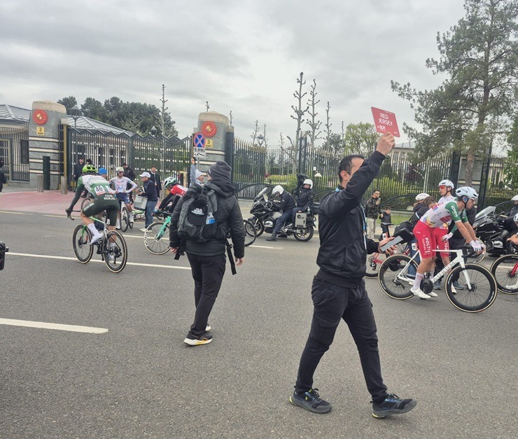 Spītējot aukstumam, Ankarā noslēdzas «Presidential Cycling Tour of Türkiye» 390969