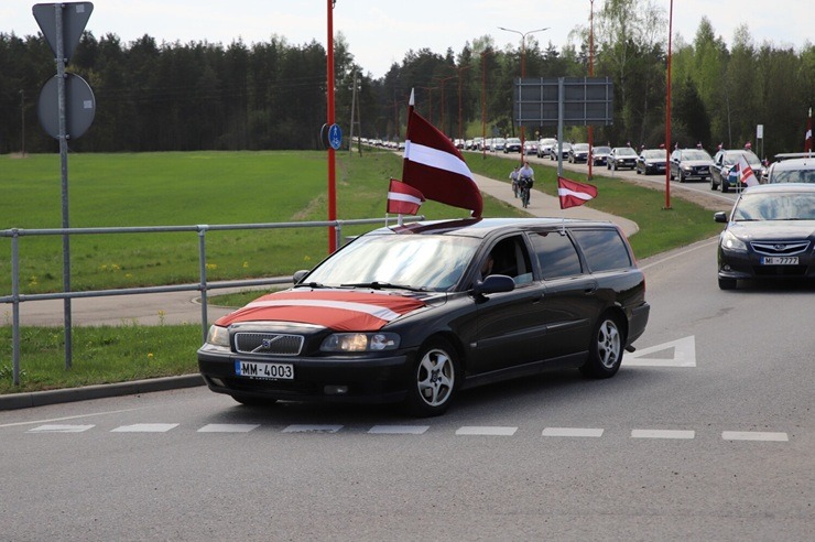 Jēkabpilieši dodas patriotiskā Karogu braucienā 391094