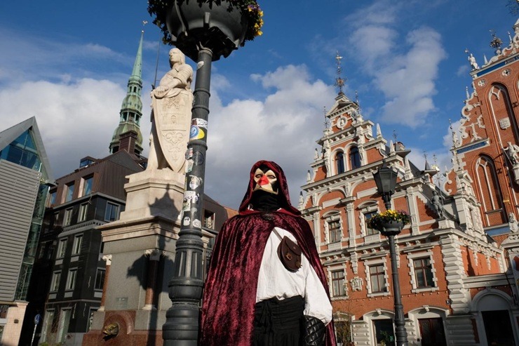 Rīgas ielās manīts milzīgs tarakāns, bruņinieki, raganas, elfi un citas mistiskas radības 391430