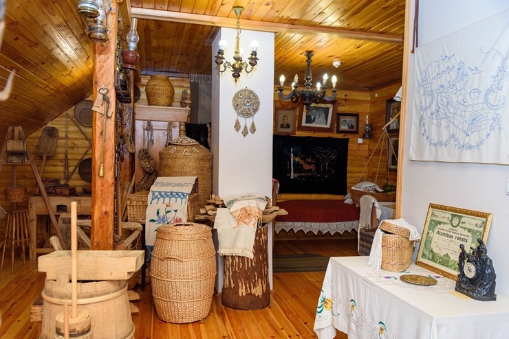 Preiļu «Pliča sātā» ir skatāma apjomīga fotoaparātu izstāde ar stāstu par fotogrāfijas vēsturi. Foto: Visitpreili.lv 391457