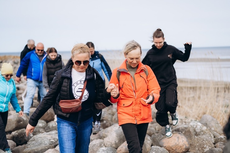 Gids Jānis Zariņš piedāvā izzinošu pārgājienu «Ainažiem–100». Foto: Lauma Dūmiņa (Foto feja) 391478