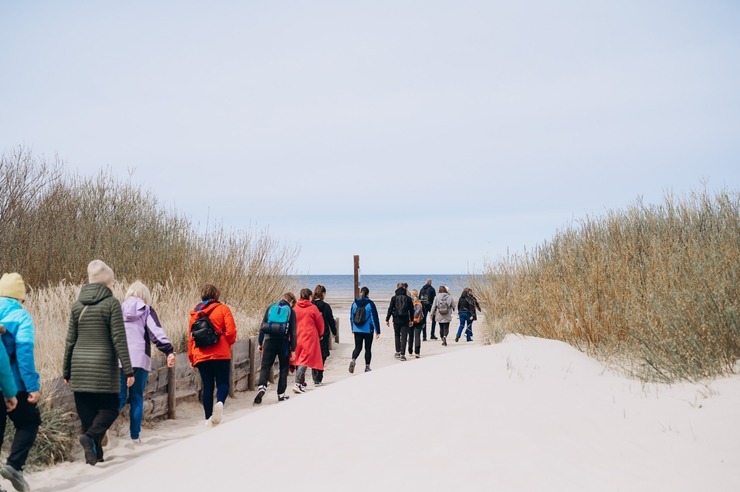 Gids Jānis Zariņš piedāvā izzinošu pārgājienu «Ainažiem–100». Foto: Lauma Dūmiņa (Foto feja) 391472