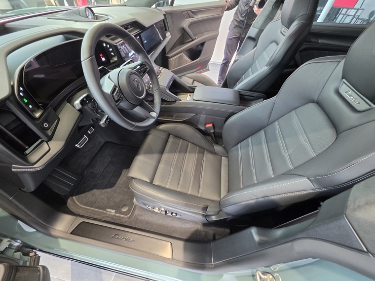 Pārdaugavā tiek atklāts jaunais «Porsche centrs Lidosta» 392389