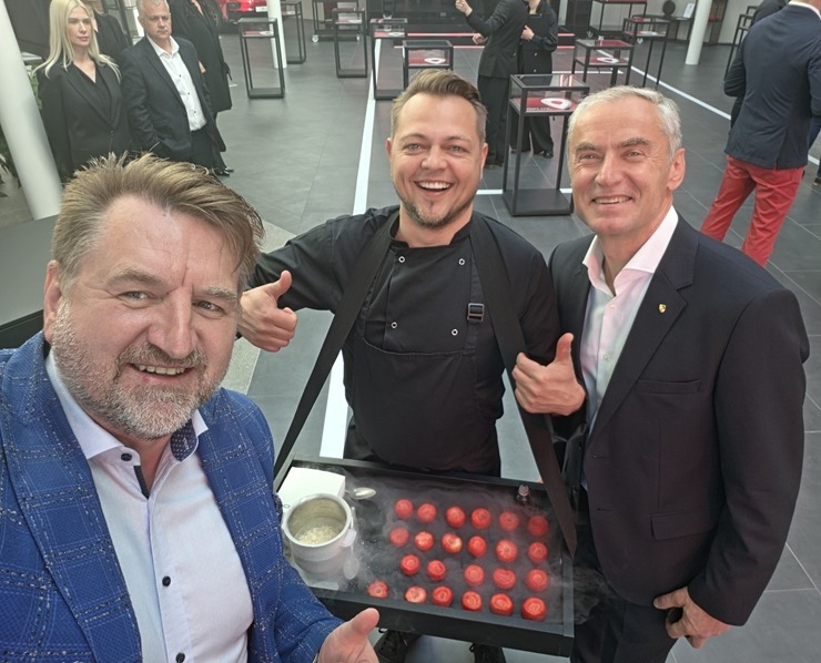 Pārdaugavā tiek atklāts jaunais «Porsche centrs Lidosta» 392392