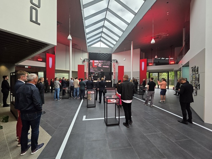 Pārdaugavā tiek atklāts jaunais «Porsche centrs Lidosta» 392383