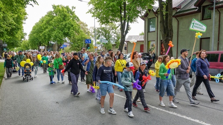 Bērnu svētki Ventspilī - svētku gājiens un svinības Bērnu pilsētiņā 392856