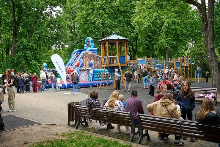 Rīdzinieki pulcējas Ziemeļblāzmas Bērnu svētkos 392870