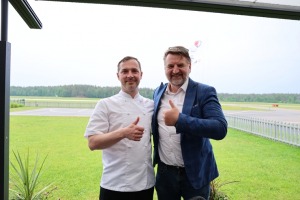 Sadarbībā ar «Sixt Latvia» un «Audi Q5» (no 44 eiro dienā) apmeklējam un izbaudām jauno Ādažu novada restorānu «Aviators» 23