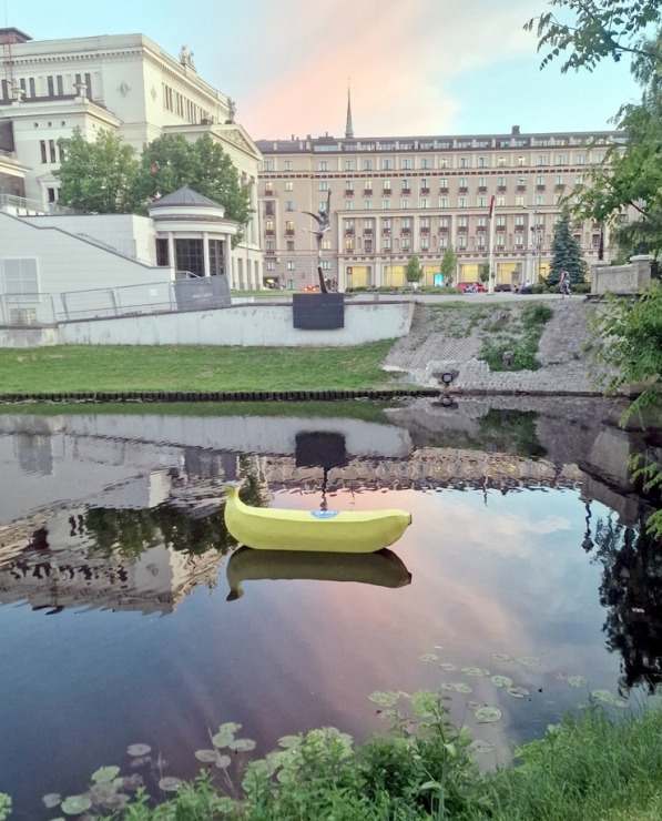 Pie Latvijas Nacionālās operas līdz 30.06. tūristus piesaista vides instalācija «Zem dzeltenās mizas». Foto: Mārtiņš Strubergs 394288