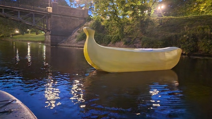 Pie Latvijas Nacionālās operas līdz 30.06. tūristus piesaista vides instalācija «Zem dzeltenās mizas». Foto: Mārtiņš Strubergs 394293