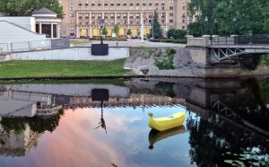 Pie Latvijas Nacionālās operas līdz 30.06. tūristus piesaista vides instalācija «Zem dzeltenās mizas». Foto: Mārtiņš Strubergs 19