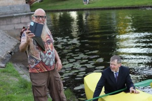 Pie Latvijas Nacionālās operas līdz 30.06. tūristus piesaista vides instalācija «Zem dzeltenās mizas». Foto: Mārtiņš Strubergs 21
