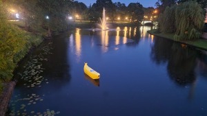 Pie Latvijas Nacionālās operas līdz 30.06. tūristus piesaista vides instalācija «Zem dzeltenās mizas». Foto: Mārtiņš Strubergs 24