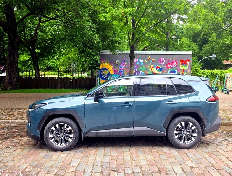 Sadarbībā ar «SIXT Latvia» un «Toyota RAV4» (no 30 eiro dienā) apmeklējam vasaras Lielo gadatirgu Vērmanes dārzā 394318