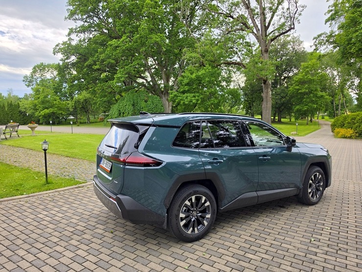 Sadarbībā ar «SIXT Latvia» un «Toyota RAV4» (no 30 eiro dienā) ceļojam uz Skrundas muižu Kuldīgas novadā 394422