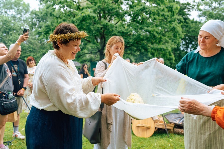 Turaidas muzejrezervātā ar dziesmām, darbnīcām un saulgriežu rituāliem aizvadīta Jāņu diena 394662