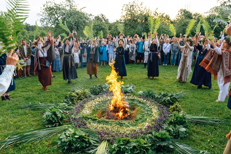 Turaidas muzejrezervātā ar dziesmām, darbnīcām un saulgriežu rituāliem aizvadīta Jāņu diena 394655