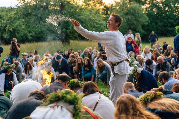 Turaidas muzejrezervātā ar dziesmām, darbnīcām un saulgriežu rituāliem aizvadīta Jāņu diena 394656