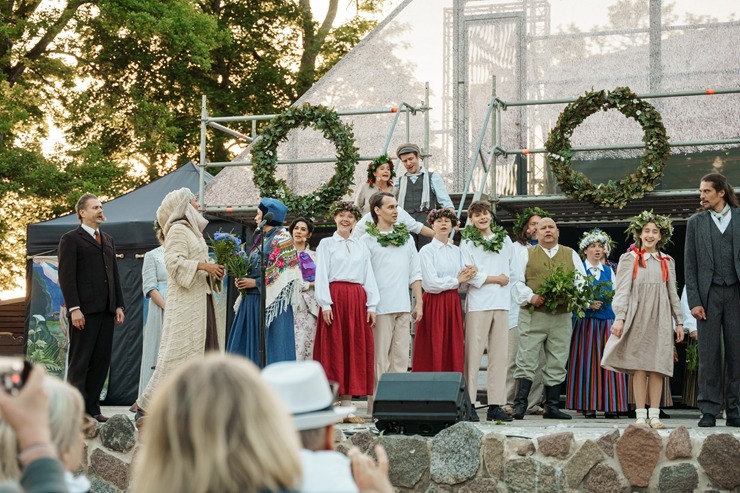 Skatām brīvdabas izrādi «Skroderdienas Silmačos» Siguldas pilsdrupu estrādē. Foto: Zane Magone 394734