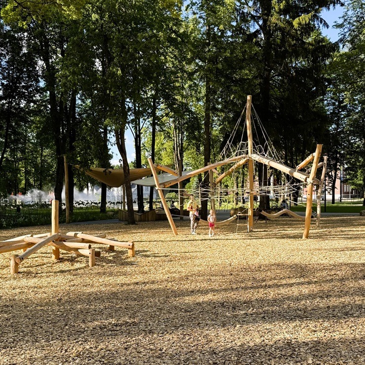 Iespaidīgas pārvērtības - Jēkabpilī atklāts atjaunotais Krustpils parks 394952